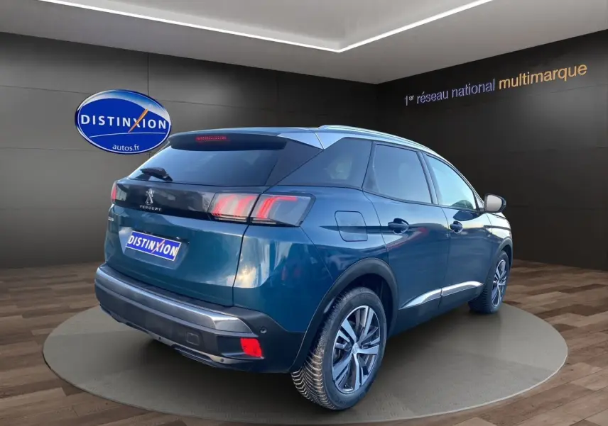 Vue 3/4 arrière droite d’un Peugeot 3008 Bleu Célèbes avec hayon main libre et feux arrière LED allumés.