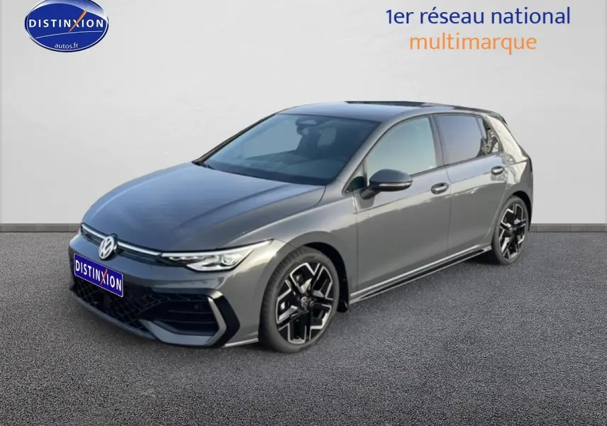 Volkswagen Golf 1.5 eTSI R-Line gris en 3/4 avant droit avec jantes alu noires et phares LED.