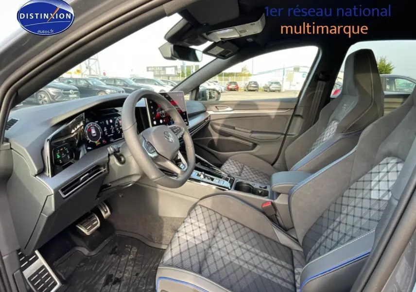 Vue intérieure côté conducteur de la Volkswagen Golf 1.5 gris, sièges sport en tissu et alcantara avec surpiqûres bleues.