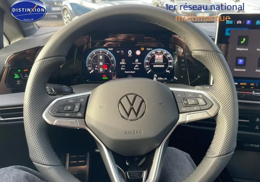 Vue rapprochée du volant cuir perforé et du tableau de bord numérique de la Volkswagen Golf gris 2026 R-Line.