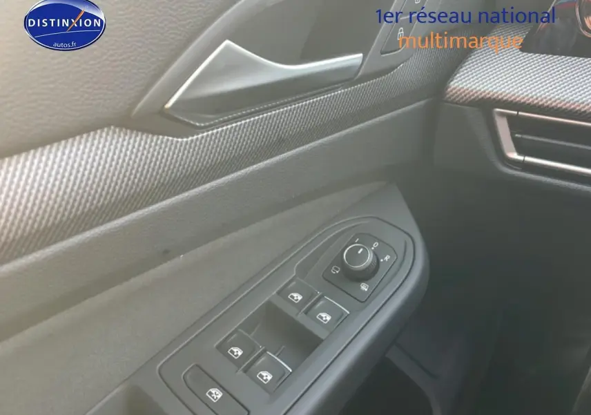 Détail des commandes de lève-vitres et réglage des rétroviseurs côté conducteur d’une Volkswagen Golf gris intérieur noir.