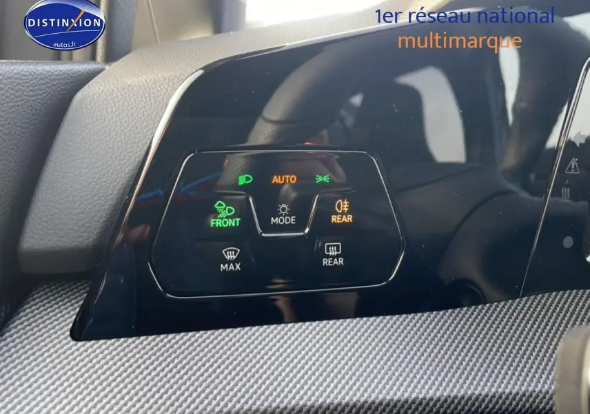 Vue rapprochée du tableau de bord de la Volkswagen Golf 2026, avec commandes d'éclairage et finition gris carbone.