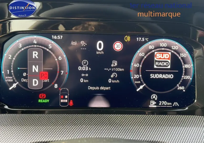 Tableau de bord numérique de Volkswagen Golf 1.5 etsi evo2 150 R-Line 2026 affichant vitesse, régime et radio Sud Radio.