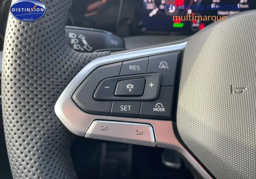 Gros plan sur les commandes du volant cuir perforé gris d’une Volkswagen Golf 1.5 eTSI R-Line 2026.