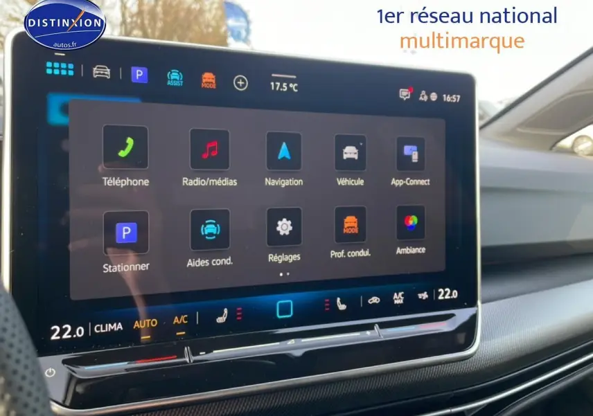Tableau de bord et écran tactile central de la Volkswagen Golf 1.5 gris, vue intérieure côté passager.