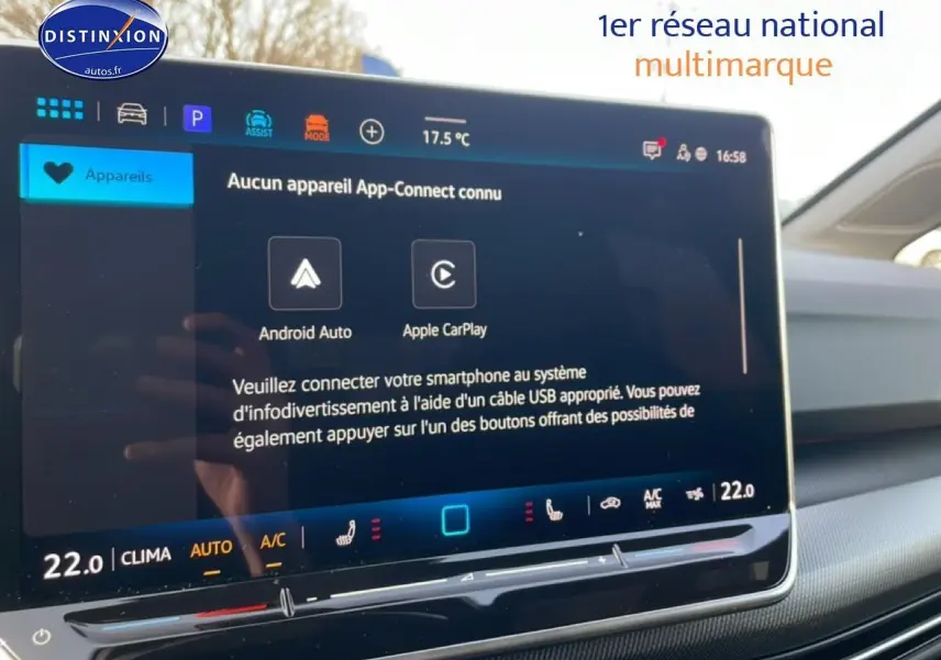 Écran tactile central de la Volkswagen Golf gris 2026, affichant les options Android Auto et Apple CarPlay.