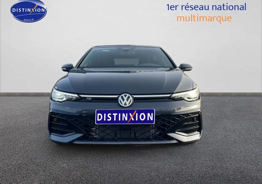 Vue frontale d'une Volkswagen Golf gris foncé 2026 version R-Line avec calandre noire et phares LED allumés.