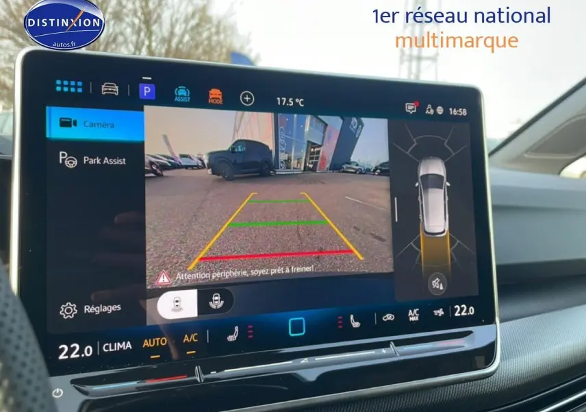 Écran tactile intérieur de Volkswagen Golf 2026 affichant la caméra de recul et l'assistance au stationnement.