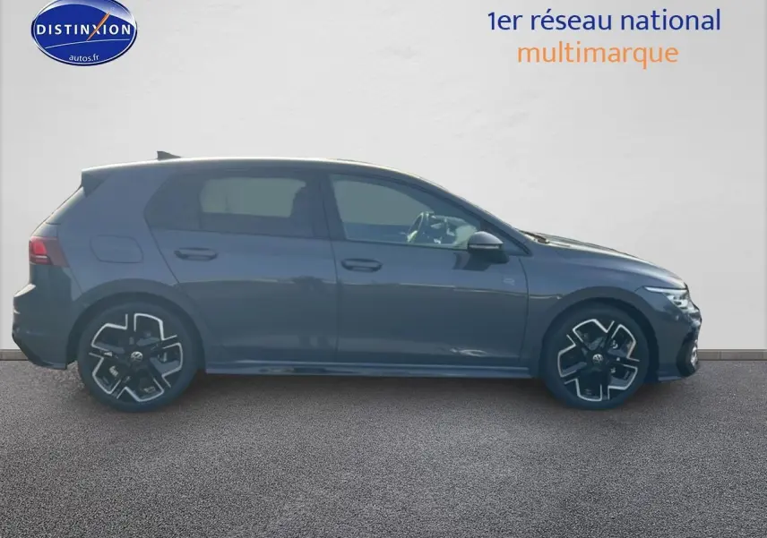 Profil côté gauche d'une Volkswagen Golf 1.5 etsi evo2 150 R-Line grise avec jantes alu distinctives.