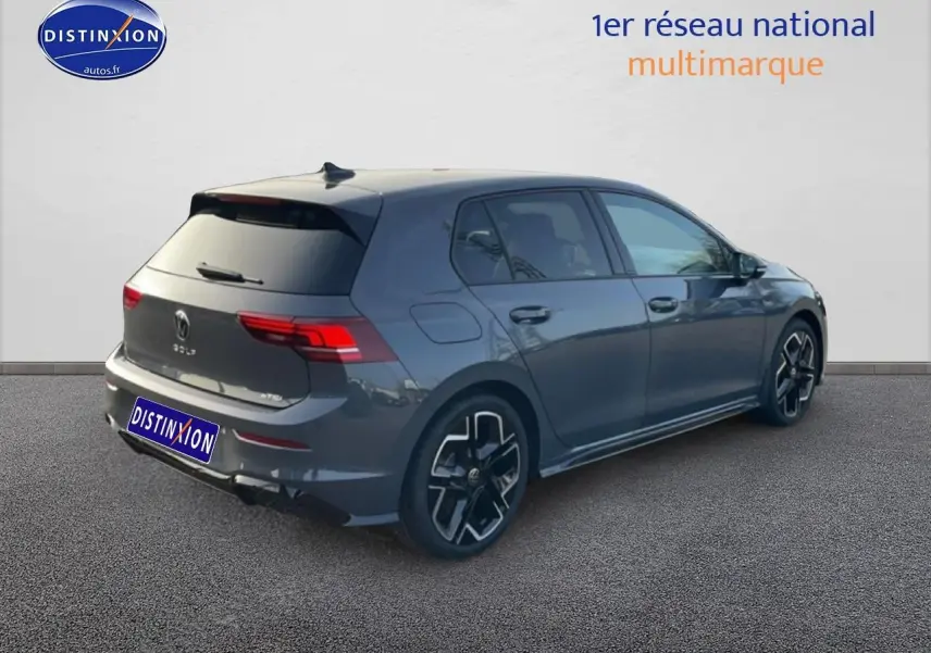 Volkswagen Golf gris 3/4 arrière droit avec jantes alu noires et vitres arrière surteintées.