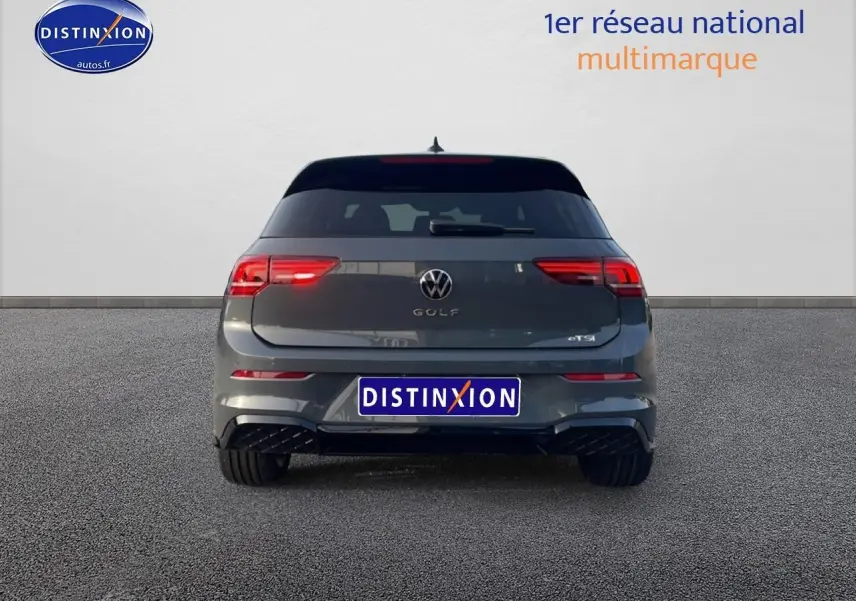 Vue arrière d'une Volkswagen Golf gris 2026 avec feux LED et logo distinctif eTSI sur fond neutre.