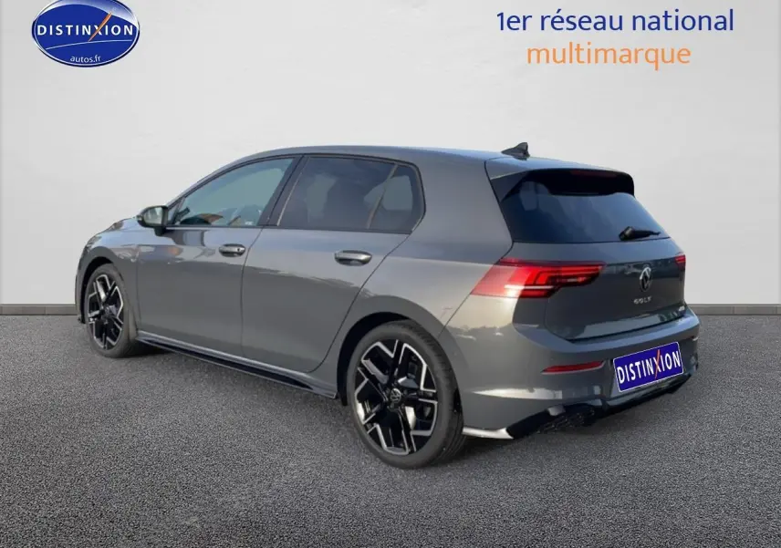 Volkswagen Golf 1.5 eTSI R-Line gris vue 3/4 arrière droit avec jantes alu noires et feux LED arrière.