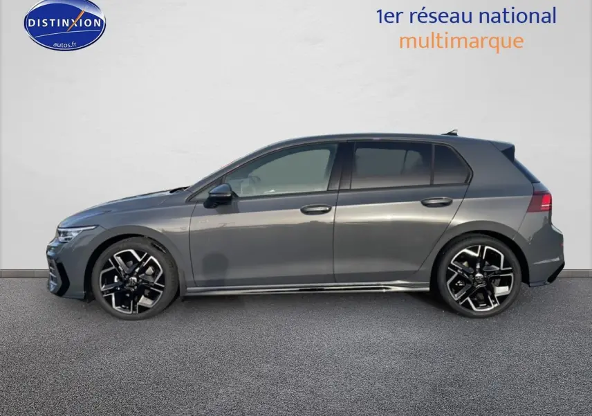 Profil droit d'une Volkswagen Golf 1.5 etsi evo2 150 R-Line gris 2026 avec jantes alu noires et vitres surteintées.