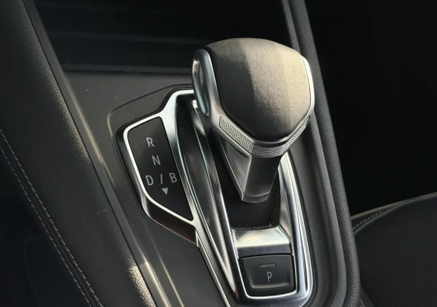 Le levier de vitesses automatique noir et argenté de la Renault SYMBIOZ E-Tech Full Hybrid, vue rapprochée.