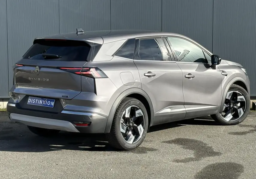 Vue 3/4 arrière droite d'un Renault SYMBIOZ gris Cassiopée avec jantes 18 pouces et vitres surteintées.