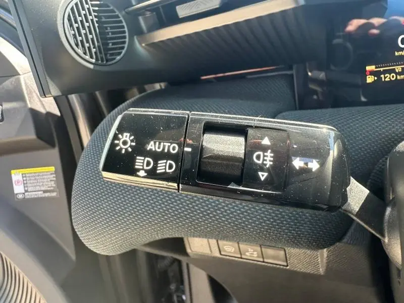Gros plan sur la commande des phares du Citroën C5 Aircross gris Platinium, avec réglage automatique et feux antibrouillard.