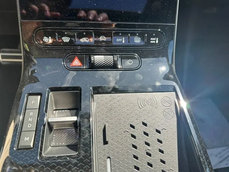 Vue rapprochée de la console centrale du Citroën C5 Aircross 2026 gris Platinium, avec commandes de climatisation et boîte automatique.
