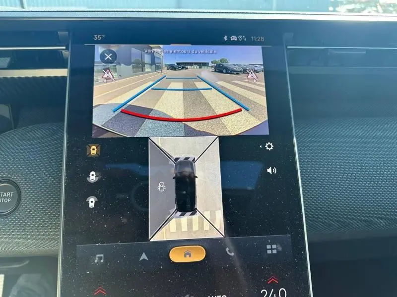 Écran tactile intérieur du Citroën C5 Aircross gris platinium montrant la caméra de recul et vue panoramique 360° du véhicule.