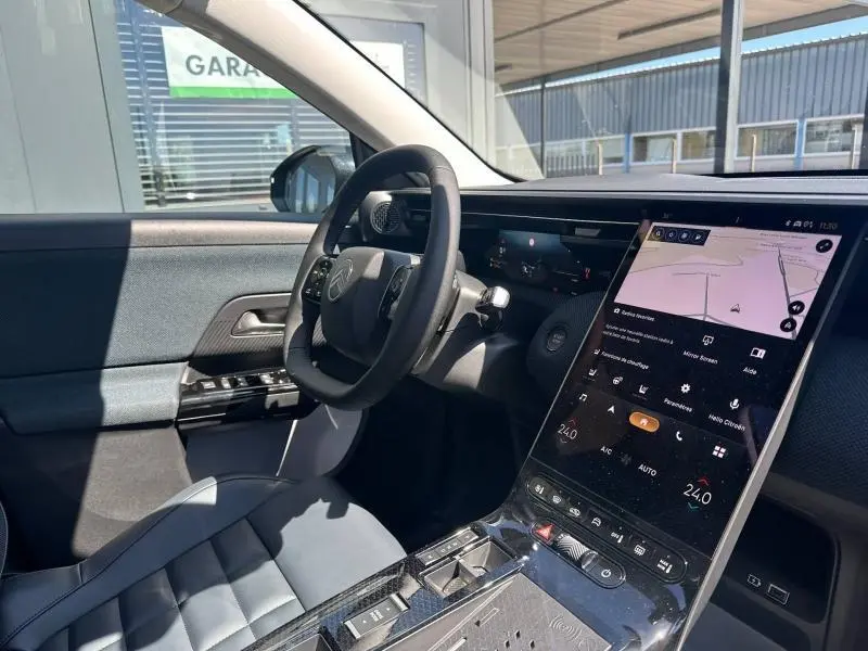 Vue intérieure côté conducteur du Citroën C5 Aircross gris Platinium avec grand écran tactile vertical et volant multifonction.