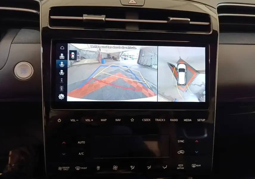 Écran tactile central du Hyundai Tucson blanc 2022 montrant la caméra 360° d’aide au stationnement.