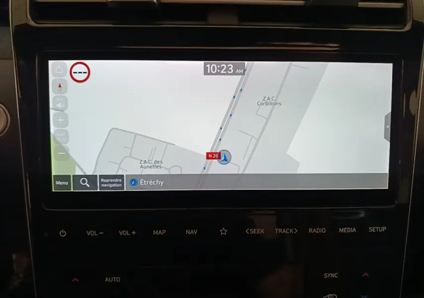 Écran tactile central du Hyundai Tucson blanc 2022 affichant la navigation GPS avec carte et commandes en dessous.