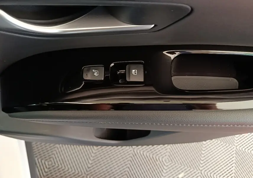 Détail des commandes de la porte côté conducteur du Hyundai Tucson blanc 1.6 Hybrid 230 Executive, 2022.