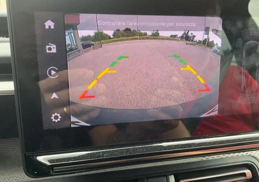 Écran tactile intérieur de la Citroën C3 ë-113 Berline Max 2025 montrant la caméra de recul avec repères colorés.
