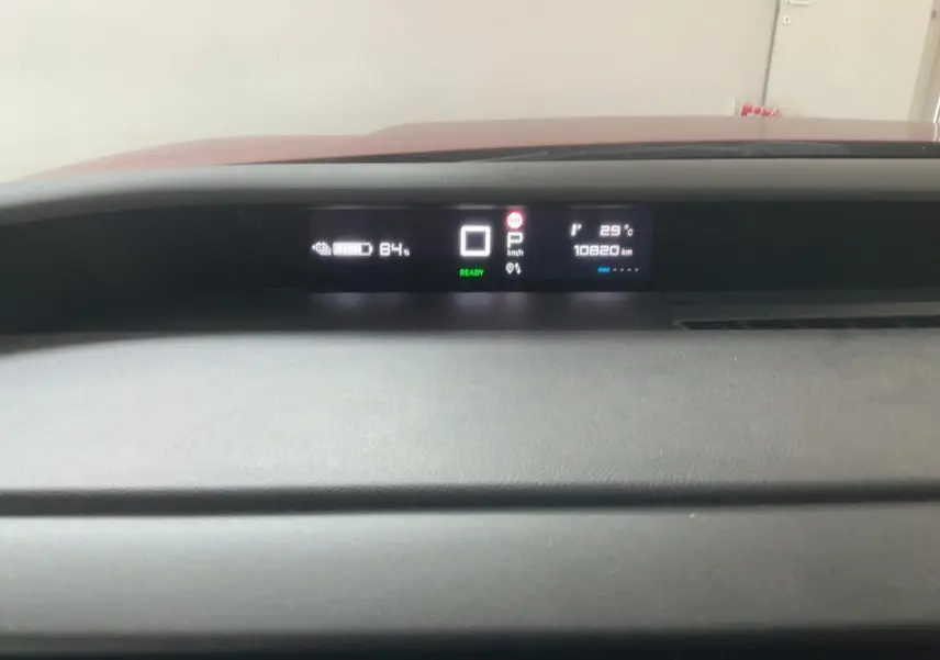 Affichage numérique central du tableau de bord de la Citroën C3 ë-113 Berline Max 2025, indiquant batterie à 84% et 10820 km.