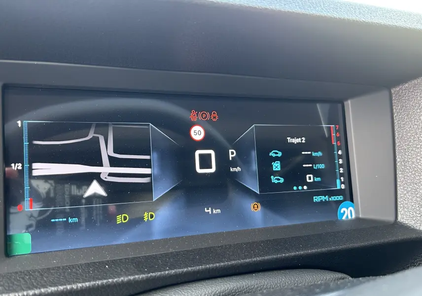 Affichage numérique du tableau de bord du Citroën Jumpy 2025 montrant la navigation et les informations de conduite.