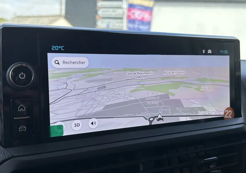 Écran tactile du système de navigation du Citroën Jumpy blanc, vue rapprochée du tableau de bord intérieur.