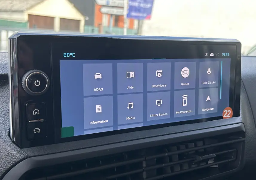 Écran tactile central du tableau de bord du Citroën Jumpy 2025 affichant les options de navigation et multimédia.
