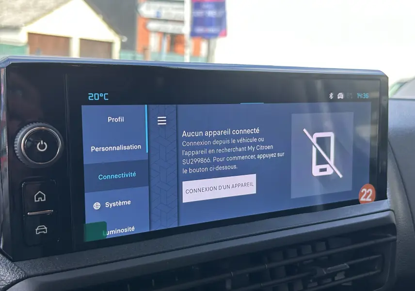 Écran tactile intérieur du Citroën Jumpy 2025 affichant le menu connectivité, vue frontale rapprochée.