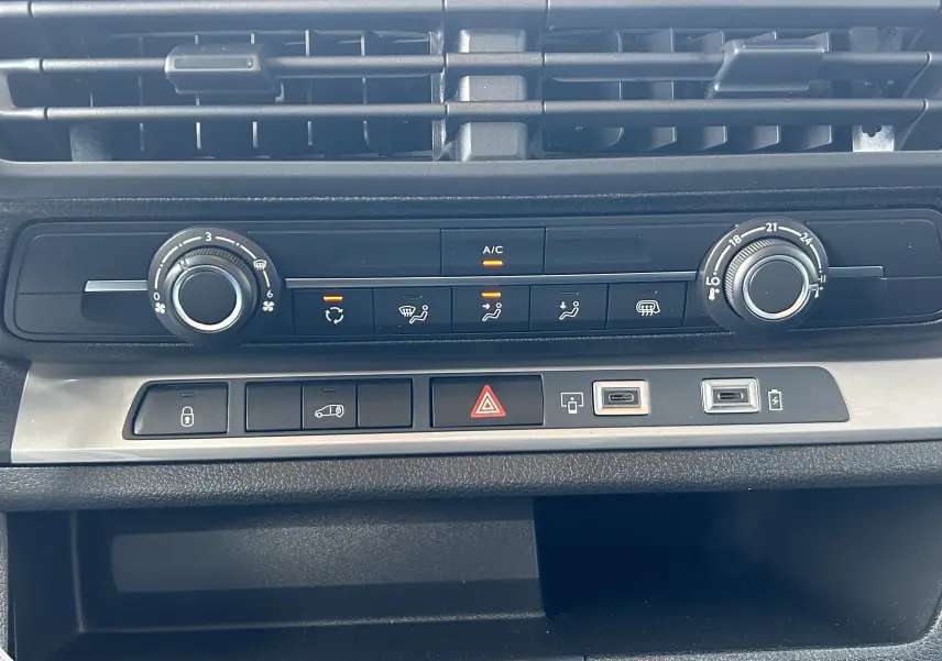 Vue rapprochée du tableau de bord du Citroën Jumpy 2025, montrant les commandes de climatisation et ports USB.