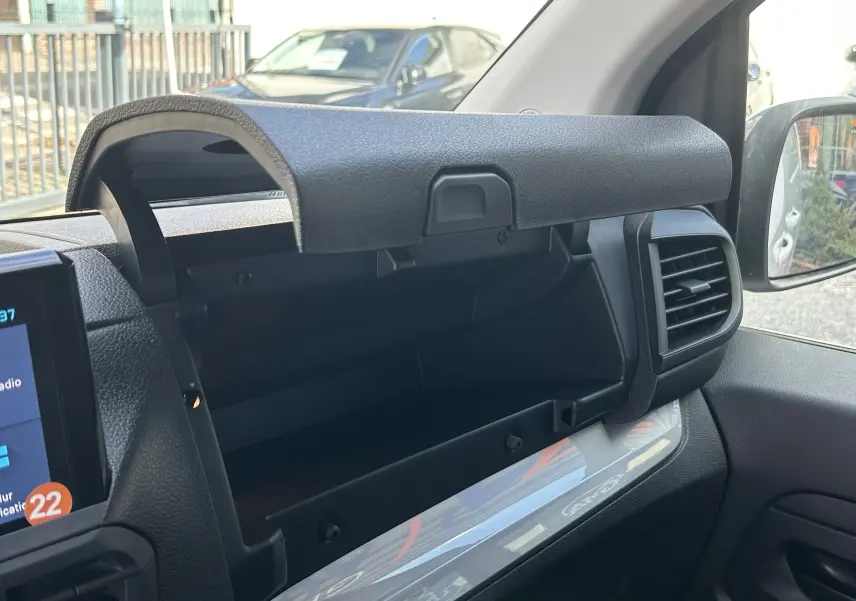 Vue intérieure côté passager du coffre à gants ouvert du Citroën Jumpy blanc 2025, avec tableau de bord et aérateur visibles.