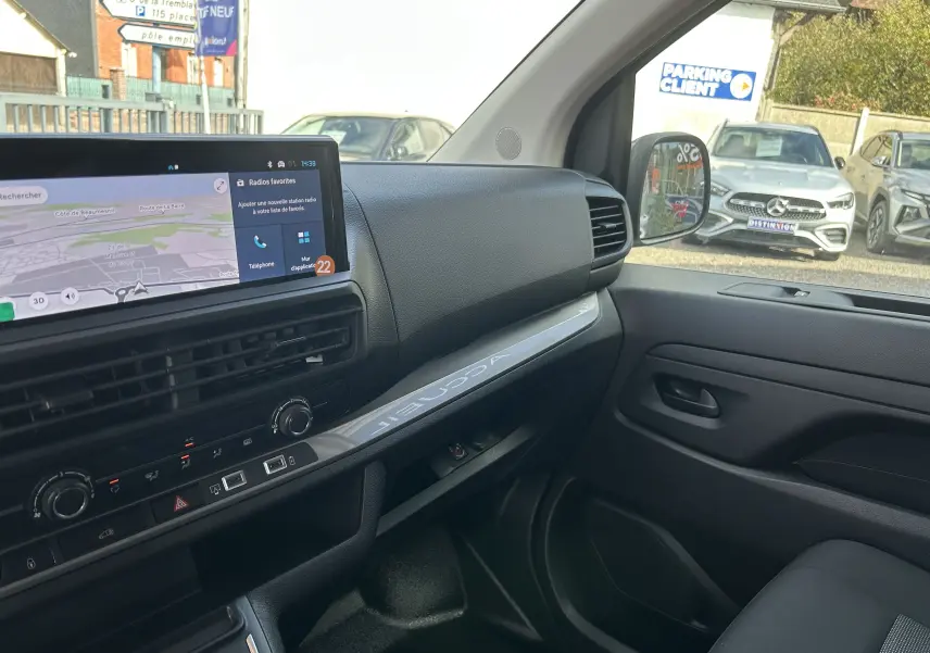 Vue intérieure côté passager du Citroën Jumpy blanc 2025, mettant en valeur le tableau de bord avec écran tactile et la finition moderne.