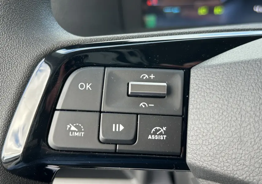 Gros plan sur les commandes au volant côté gauche du Citroën Jumpy 2025, boutons noirs avec fonctions limiteur et assist.