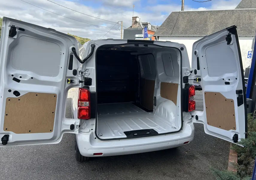 Vue arrière du Citroën Jumpy blanc 2025 avec portes battantes ouvertes dévoilant l’espace de chargement vide.