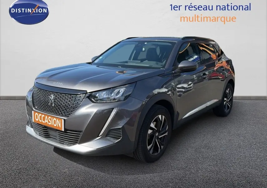 Peugeot 2008 gris platinium en 3/4 avant droit, mettant en valeur sa calandre distinctive et ses jantes bi-ton.