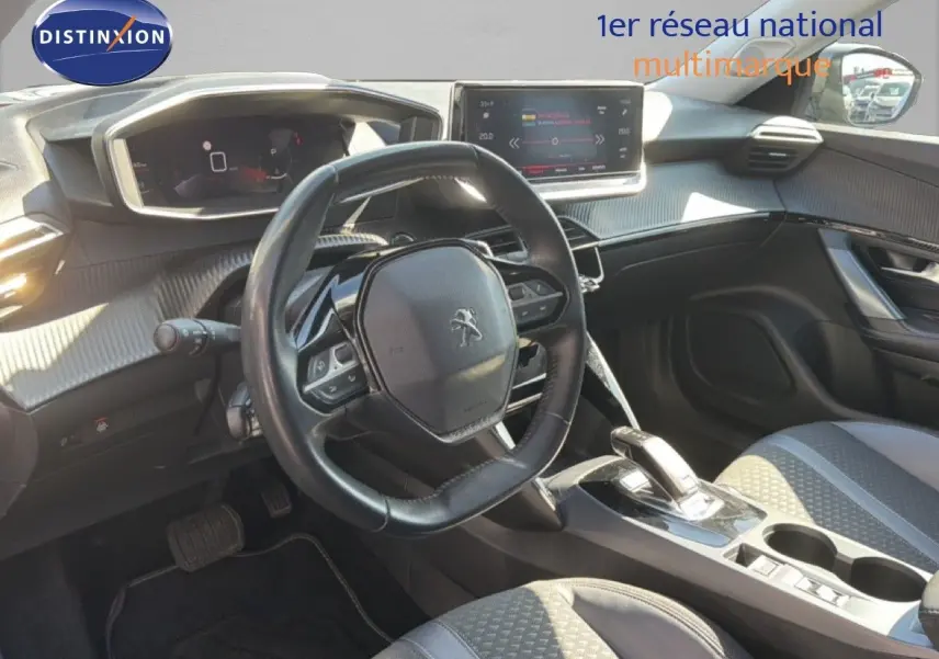 Vue intérieure côté conducteur du Peugeot 2008 gris platinium, mettant en valeur le volant compact et la console centrale moderne.