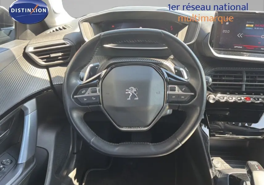 Vue centrée sur le volant cuir noir du Peugeot 2008 1.2 PureTech 130 Allure avec tableau de bord et écran tactile.