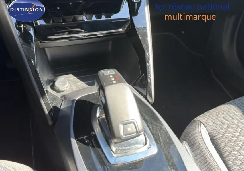 Le levier de vitesse de la Peugeot 2008 gris platinium 2020 en gros plan, avec console centrale noire brillante.