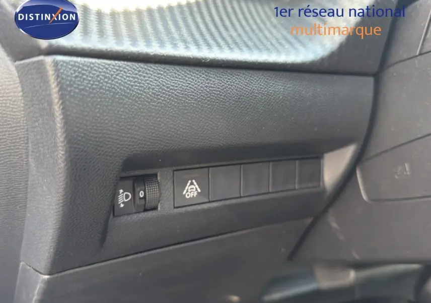 Détail du tableau de bord noir du Peugeot 2008 1.2 PureTech 130, montrant les commandes d'éclairage et d'assistance.