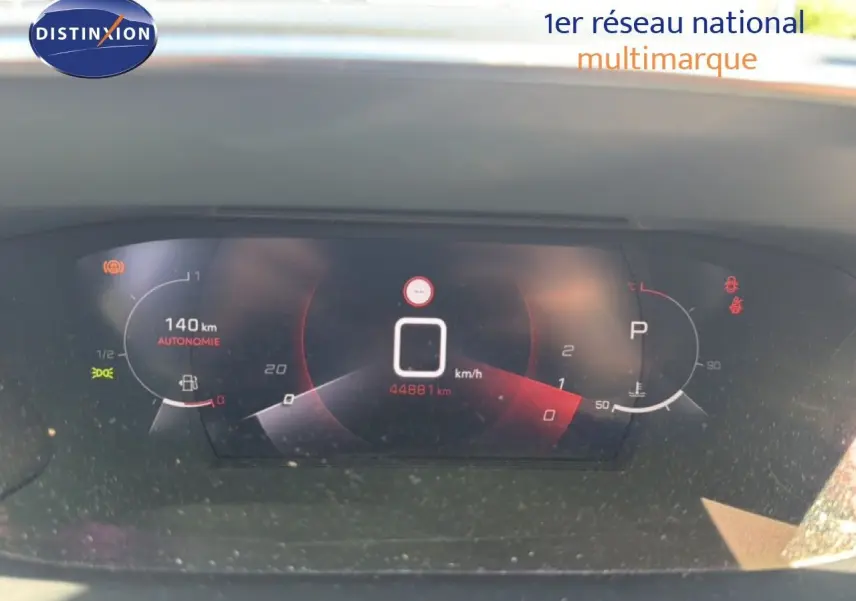 Tableau de bord numérique de Peugeot 2008 gris platinium, affichant vitesse à 0 km/h et autonomie de 140 km.