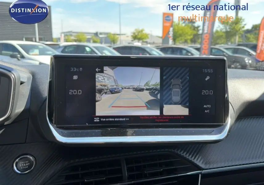 Vue intérieure centrée sur l'écran tactile affichant la caméra de recul d'une Peugeot 2008 gris platinium.