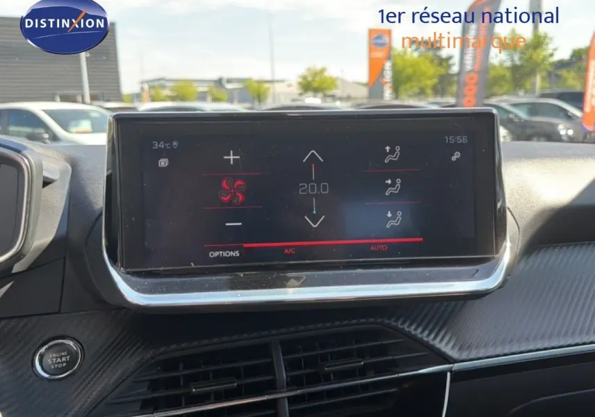 Vue intérieure centrée sur l'écran tactile du tableau de bord du Peugeot 2008 gris platinium, avec bouton start visible.