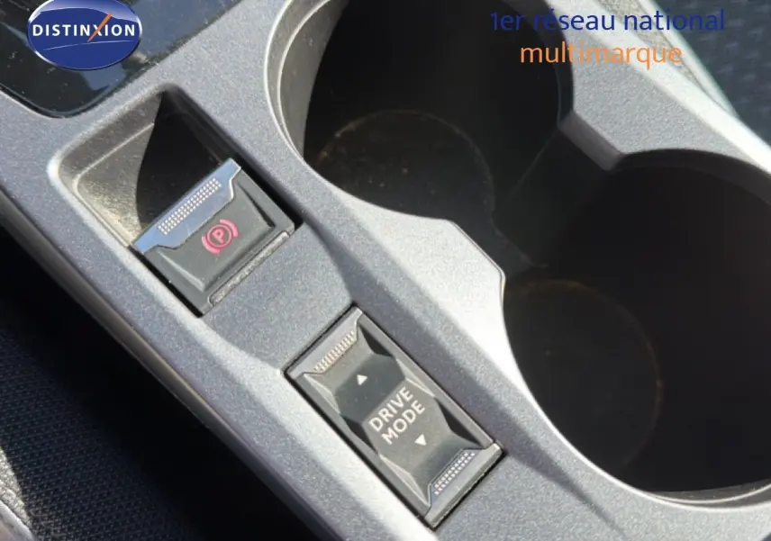 Gros plan sur la console centrale grise avec bouton de frein à main électrique et sélecteur Drive Mode du Peugeot 2008.