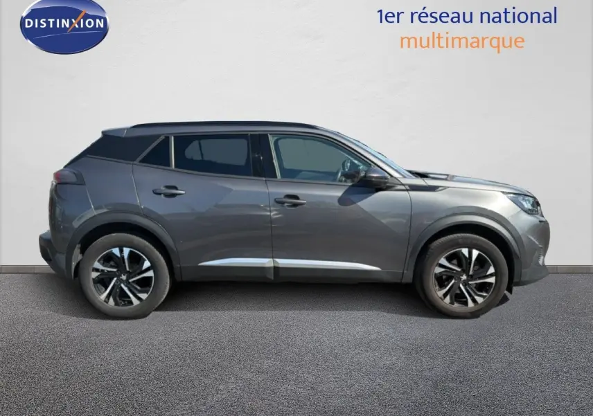 Profil droit d'un Peugeot 2008 gris platinium de 2020, version 1.2 PureTech 130 Allure avec jantes bi-ton et toit noir.