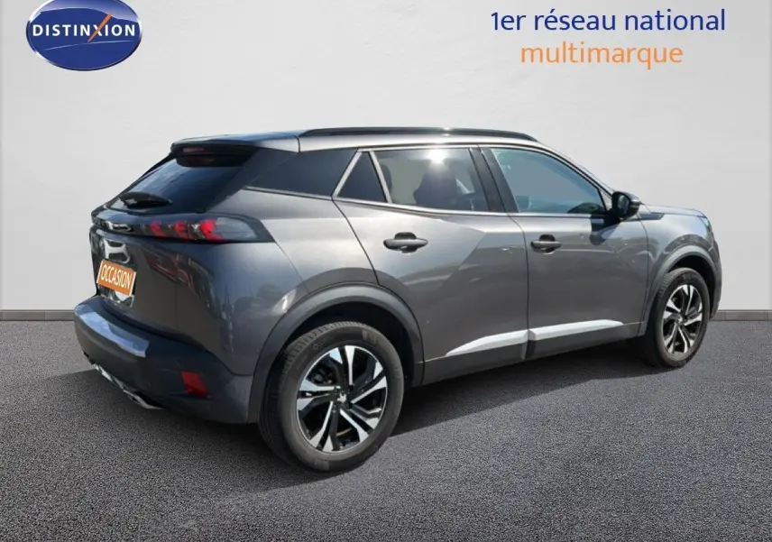 Vue 3/4 arrière droite d'un Peugeot 2008 gris platinium avec jantes bi-ton et feux arrière LED distinctifs.