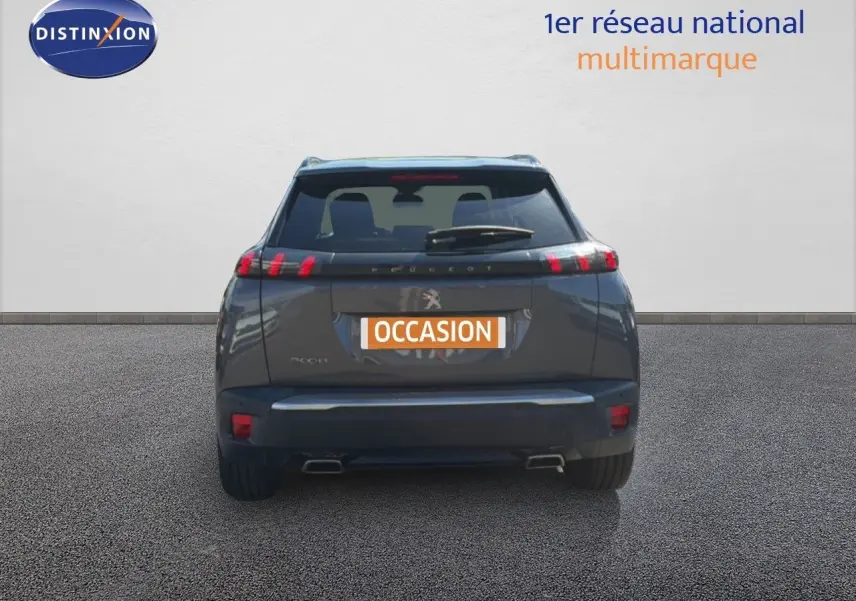 Vue arrière d’un Peugeot 2008 gris platinium de 2020 avec feux LED et double sortie d’échappement visible.