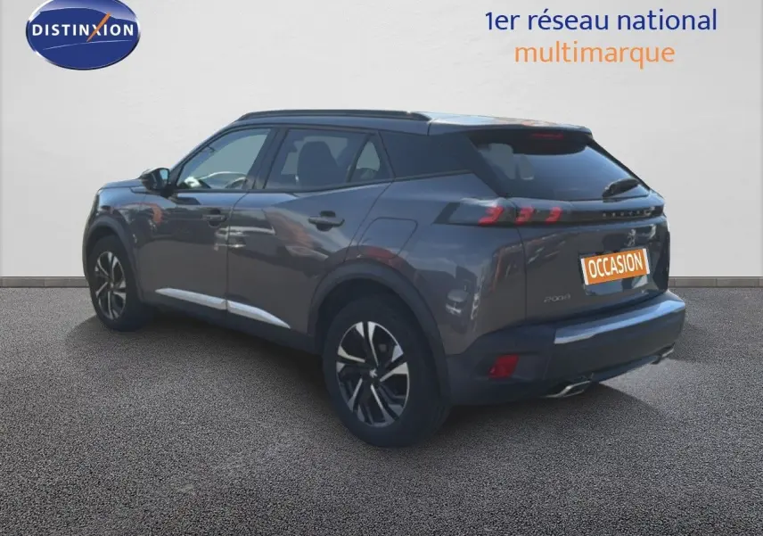 Peugeot 2008 gris platinium vue 3/4 arrière droit, avec jantes bi-ton et feux arrière LED distinctifs.
